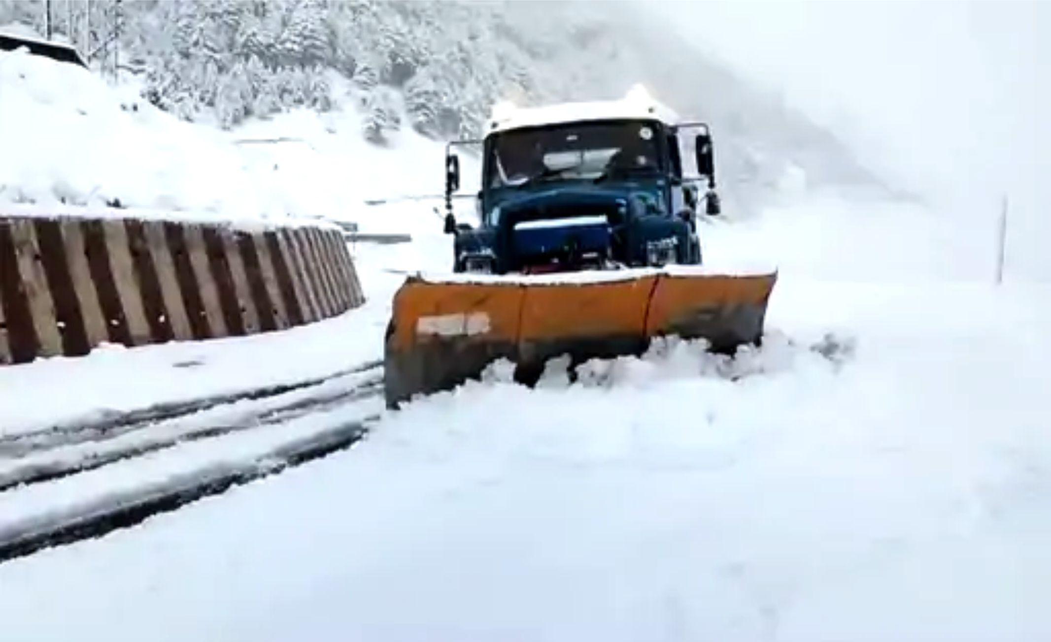 जम्मू-कश्मीर में बर्फबारी के बाद 25 लोगों को बचाया गया: