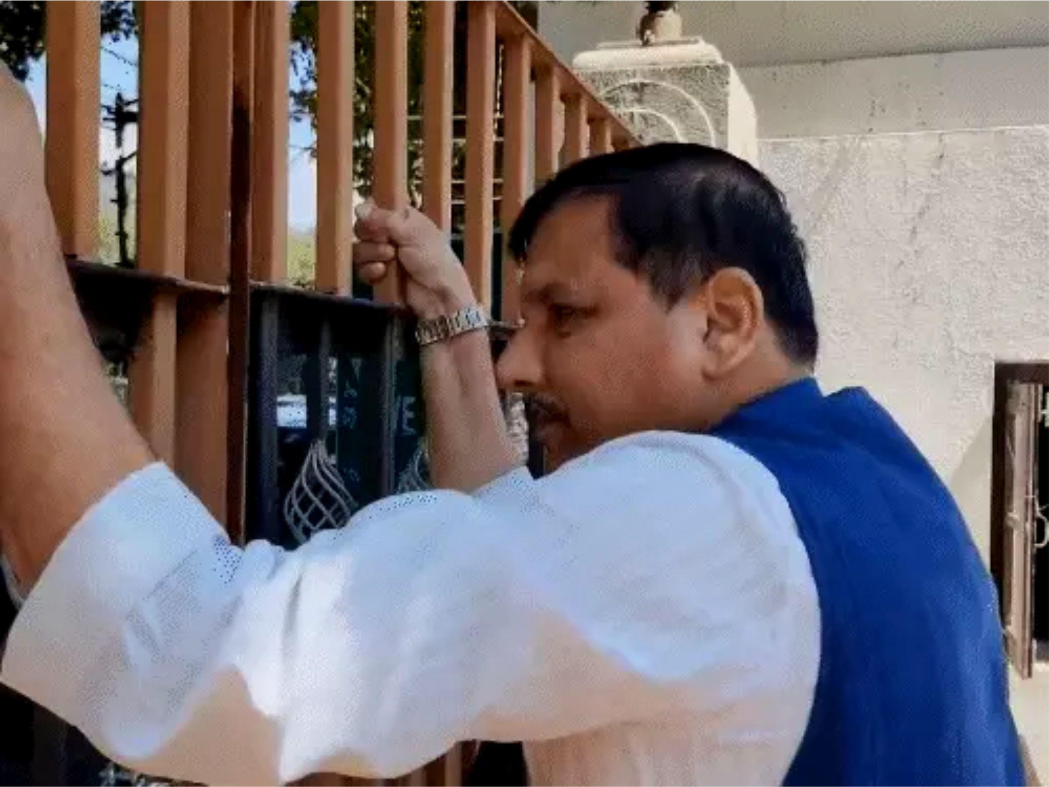 जय सिंह ने श्रीनगर में नजरबंदी का दावा किया: