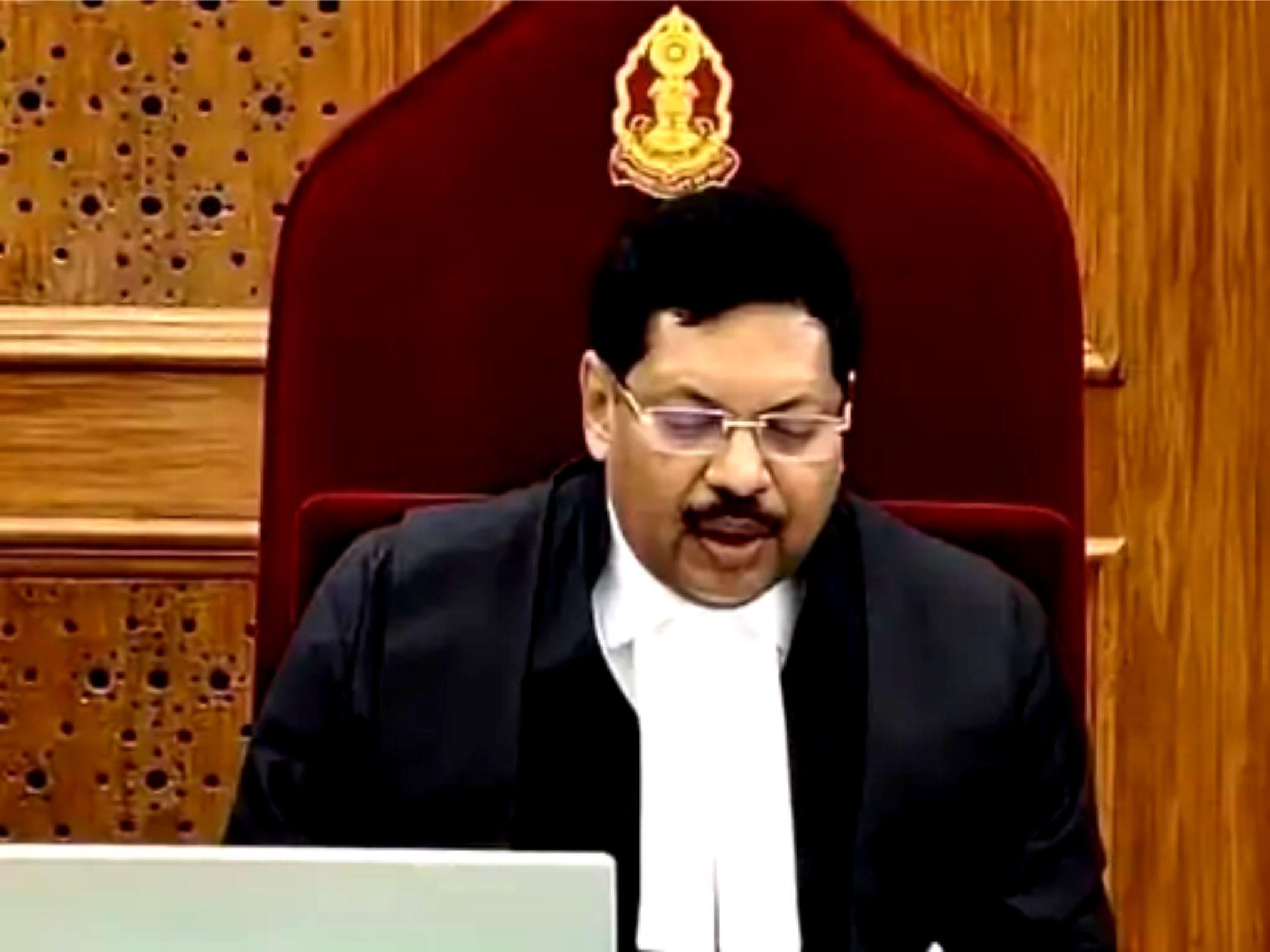 CJI गवई पर कोर्ट रूम में जूता फेंकने की कोशिश:
